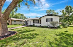 1340 N Summitlawn St, Wichita, KS 67212