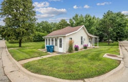 418 Adams St SE, Cascade, IA 52033