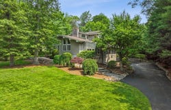 11 Rising Ridge Rd, Upper Saddle River Boro, NJ 07458-1007