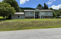 381 Pennsylvania Ave, Rainelle, WV 25962