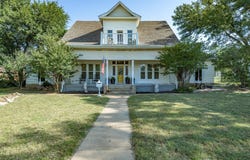 907 4th St, Graham, TX 76450