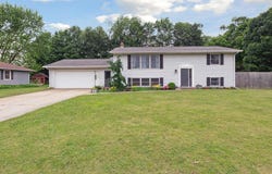 910 Vicker Street, Vicksburg, MI 49097