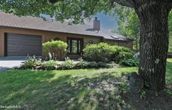 19 Hawthorne Rd, Stockbridge, MA 01262