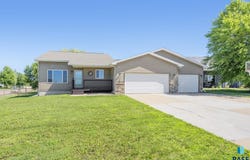 1000 Greyhawk Cir, Harrisburg, SD 57032-2214