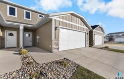 5812 S Whisper Creek Pl, Sioux Falls, SD 57108