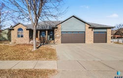 1004 Laquinta St, Sioux Falls, SD 57108