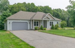 10 Silver Fox Ln, East Longmeadow, MA 01028