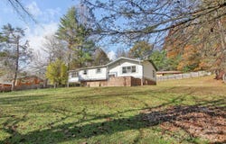 821 Anne Avenue W, Hendersonville, NC 28739