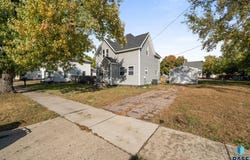 222 W 2nd St, Canton, SD 57013