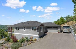 272 Cambridge Terrace, Eagle Point, OR 97524