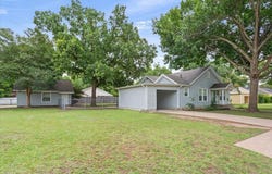 1607 N Harding Ave, Cameron, TX 76520
