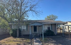 607 Lavaca, Cuero, TX 77954