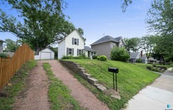 1406 S Dakota Ave Ave, Sioux Falls, SD 57105