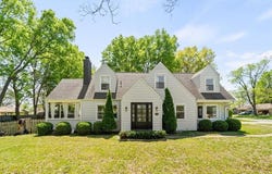 8705 Grandview Street, Overland Park, KS 66212