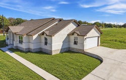 70 Log Cabin Way, Poteet, TX 78065