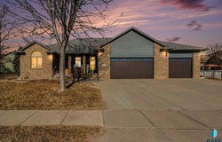 1004 Laquinta St, Sioux Falls, SD 57108