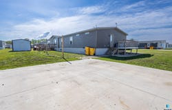 808 S Harold Dr, Lennox, SD 57039