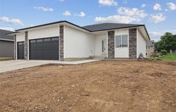 2331 N 8th Avenue E, Newton, IA 50208