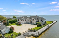 130 Wagstaff Lane, West Islip, NY 11795