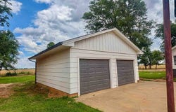 2102 Skeleton Rd, Waukomis, OK 73773