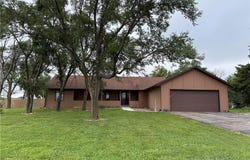 1011 N Arrowhead Drive, Burlington, KS 66839