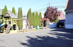 100 Parkview Ave, Elmwood Park Boro, NJ 07407-1826