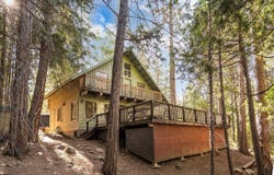 8028 Woodpecker Way, Yosemite, CA 95389