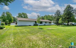 207 S 11th St, Beresford, SD 57004
