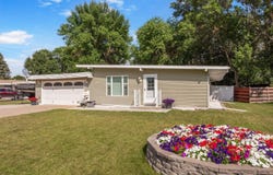 133 28th St, Minot, ND 58701