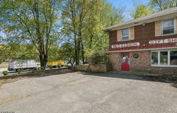 2 Woods End Rd, Parsippany-Troy Hills Twp., NJ 07950-3493
