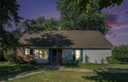 212 S MONTCLAIRE Drive, Olathe, KS 66061
