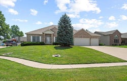 114 Heatherstone Dr, Chatham, IL 62629