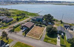1560 MONROE ST, North Bend, OR 97459
