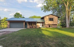 4888 W Jackson, Alma, MI 48801