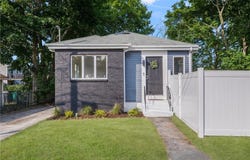 14 Center Court, Warwick, RI 02889