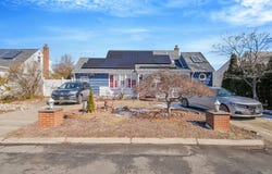 456 N Ontario Avenue, Lindenhurst, NY 11757