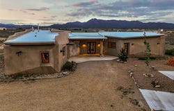 1 San Pasqual Ln, Taos, NM 87571