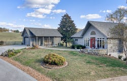511 Mallard Pointe Dr, Byrdstown, TN 38549