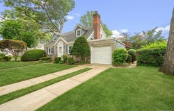 28 Redwood Road, New Hyde Park, NY 11040