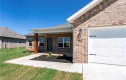 40  W Gilpin  ST, Farmington, AR 72730