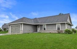 232 Farmstead Dr, Slinger, WI 53086