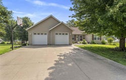 920 S 4th St, IA 52653