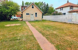 327 1st St, Hibbing, MN 55746