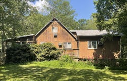 124 Roundhill Road, Dingmans Ferry, PA 18328