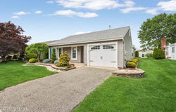 10 Weybridge Place, Manchester, NJ 08759