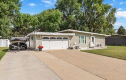 133 28th St, Minot, ND 58701