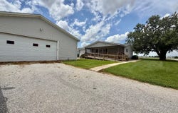 403 W. Broadway St, Farina, IL 62838