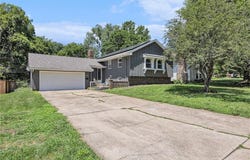 6704 Lakeshore Drive, Raytown, MO 64133