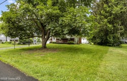 10 Bloomingdale Avenue, East Greenbush, NY 12061