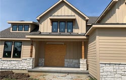 2304 NE Shoal Creek Parkway, Kansas City, MO 64155